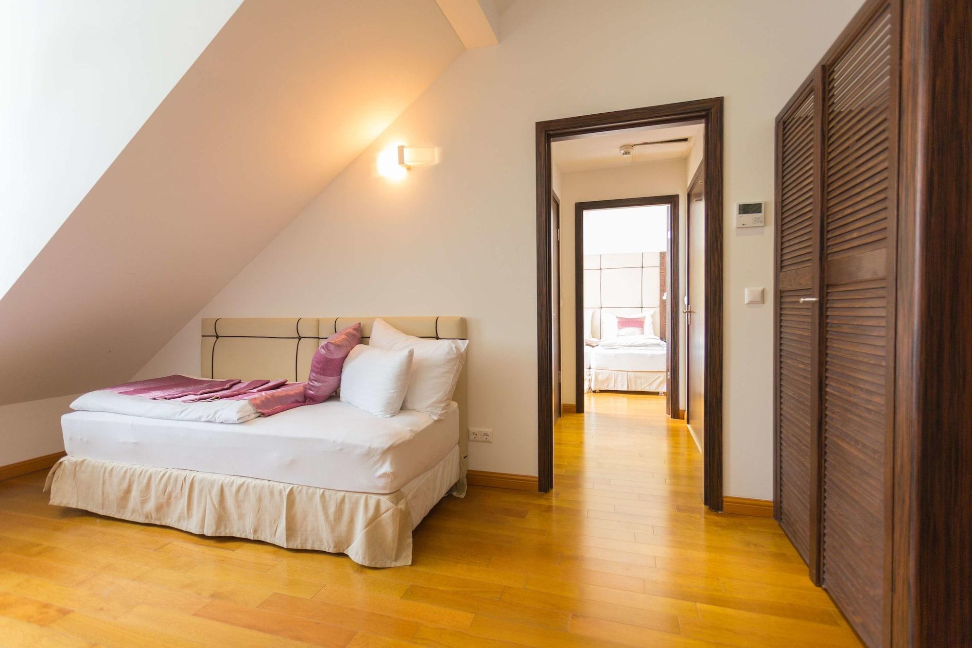Western Arcadia 4* Vienne